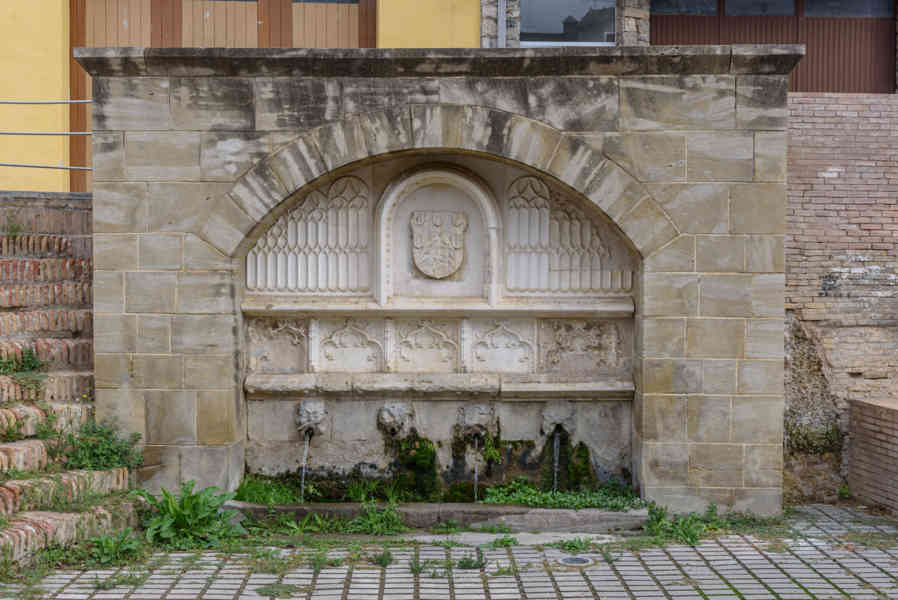 Huesca - Barbastro 36 - fuente del Azud y el Vivero.jpg